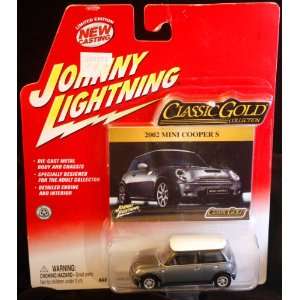  Johnny Lightning CLASSIC GOLD COLLECTION   2002 Mini Cooper 