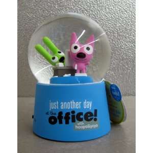   Hoops and Yoyo HYO3401 Office Snow Globe with Sound 