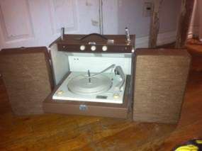   GE Stereophonic Turntable With Speakers Record Player 100  