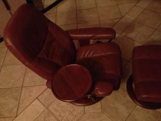   STRESSLESS DIPLOMAT LEATHER LOUNGE CHAIR W/ OTTOMAN AND SWING TABLE