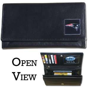  NFL Womens Genuine Leather Clutch Wallet   New England 