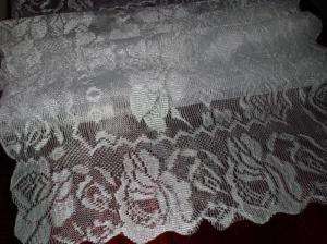 FANCY VICTORIAN STYLE WHITE SHEEN ROSES LACE RUNNER  