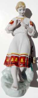 1950s RUSSIAN SOVIET PORCELAIN FIGURINE OF COUNTRY GIRL  