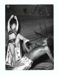 SILVANA PAMPANINI DOES A BRAZILIAN DANCE . Originalfotografie 