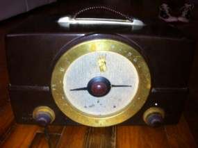 Vintage Antique Zenith Bakelite Table Top AM/FM Tube Radio Model G725 