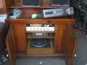 MAGNAVOX STEREO CONSOLE TUNER TURNTABLE 8 TRACK P65564  